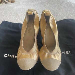 CHANEL Gold fabric and suede heels EU 41.5 US 10.5
